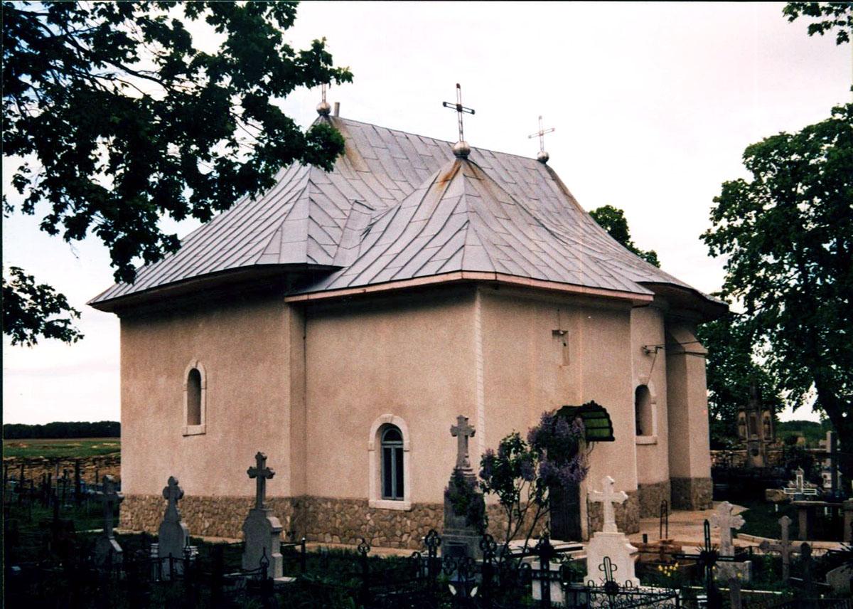 Biserica - vedere exterioară